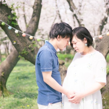 富岡 そよぎが出張撮影した「桜の季節のマタニティフォト」の家族写真