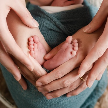 三谷 朋也が出張撮影した「ニューボーンフォト」の家族写真