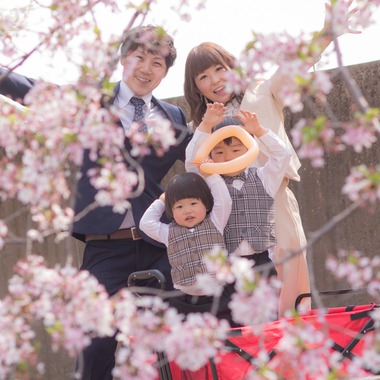 ナカオシンゴ from mirairo+が出張撮影した「桜咲く入学式」の家族写真