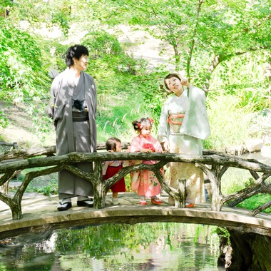 富岡 そよぎが出張撮影した「庭園での七五三撮影」の家族写真