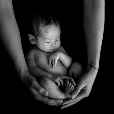 サキヤマ リエが出張撮影した「ホワイト系・ひつじのぬいぐるみ・男の子のニューボーンフォト 」の家族写真