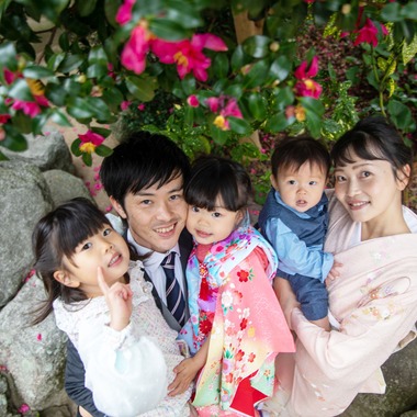 岩坪眞一郎が出張撮影した「家族で七五三お宮参り」の家族写真