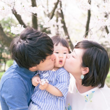 富岡 そよぎが出張撮影した「桜の季節のマタニティフォト」の家族写真