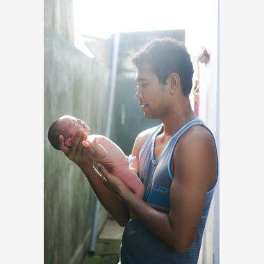 Aya Petite Photographyが出張撮影した「ニューボーンフォト」の家族写真