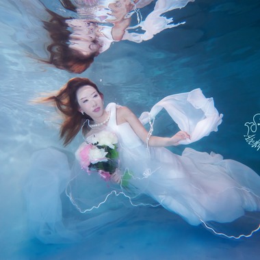 Abe水中フォトウェディングが撮影した「水中フォトウェディングサンプル」のウェディングフォト