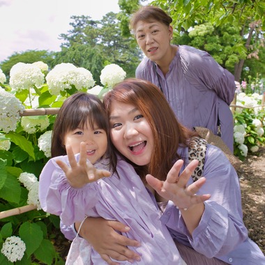 naru2photoが出張撮影した「みんな紫陽花色の衣装で。」の家族写真