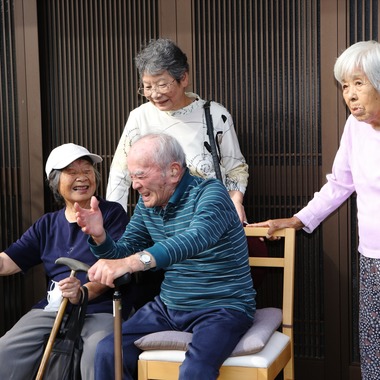 広告＆写真工房が出張撮影した「親族の再会」の家族写真