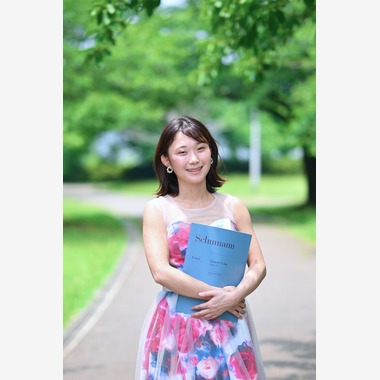 デザイン＆フォト内藤が撮影した「ピアノ教室の先生のポートレート」の写真