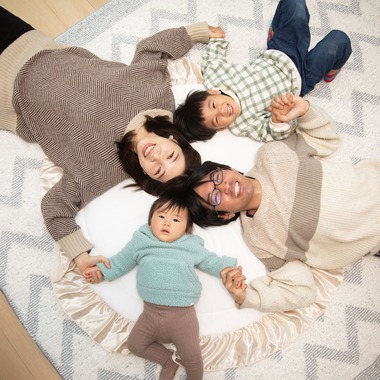 岩坪眞一郎が出張撮影した「一歳の誕生日記念」の家族写真