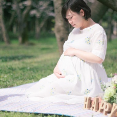 富岡 そよぎが出張撮影した「桜の季節のマタニティフォト」の家族写真