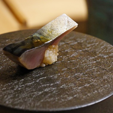 STARS -BRANDING AND DESIGN- (SNSマーケティングコンサル)が撮影した「飲食店　料理　日本食　丼　寿司　刺身　日本酒」の写真
