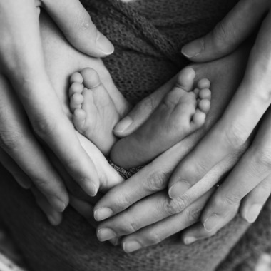 三谷 朋也が出張撮影した「ニューボーンフォト」の家族写真