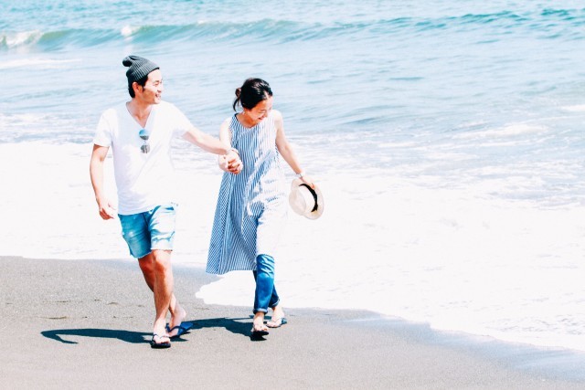 出張撮影HUGTIMEが海岸で撮ったお誕生日の家族写真