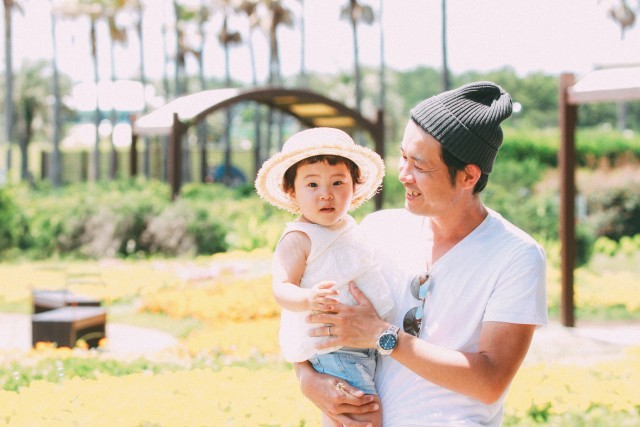 出張撮影HUGTIMEが海岸で撮ったお誕生日の家族写真