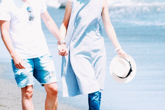 出張撮影HUGTIMEが海岸で撮った夫婦の家族写真