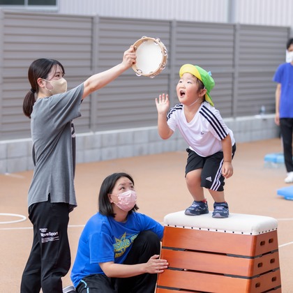 T.Matsumuraが出張撮影した甘いひよこ, 鍛冶池キャンプ場, ローラースポーツなどが写った「運動会（保育園）」の家族写真
