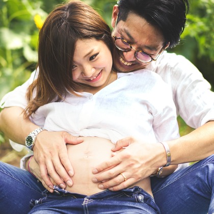 アトリエ　エピカ/清水　一哉が出張撮影した植物, 感情, 顕花植物などが写った「ひまわり畑　マタニティ」の家族写真