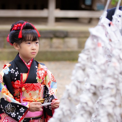 T.Matsumuraが出張撮影したShinohara Hachiman Jinja, 止まった鳥, ストリートファッションなどが写った「七五三＠篠原八幡神社」の家族写真