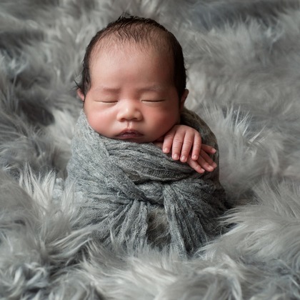 AXiS Photo Service 伊神 菜穂子が出張撮影した「＜アート性の高いニューボーンフォト＞ご自宅の4畳スペースが撮影スタジオに！」の家族写真