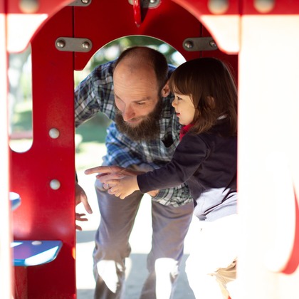Aurora Photographyが出張撮影したSōjutsu, 遊び場スライド, ジェスチャーなどが写った「七五三、日常撮影」の家族写真