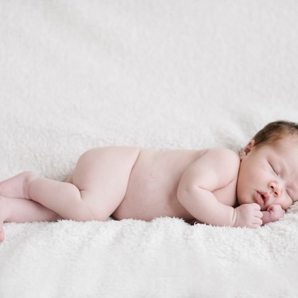 アトリエ　エピカ/清水　一哉が出張撮影したカレンダー, 就寝時間, ニューボーンフォト(新生児写真)などが写った「ニューボーンフォト」の家族写真