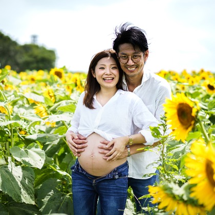 アトリエ　エピカ/清水　一哉が出張撮影した植物, 感情, 顕花植物などが写った「ひまわり畑　マタニティ」の家族写真