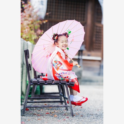 この写真は、出張撮影(家族写真(キッズ,ベビーフォト))のアルバム「七五三」にある写真の1枚で、家族写真(キッズ,ベビーフォト)などが写っています。<br>「七五三」では他にも:albumPhotoCount枚の家族写真を見ることができます。撮影者はフォトくまです。カメラマンのプロフィールページで、家族写真(キッズ,ベビーフォト)撮影の口コミやおすすめコメントを見ることができます。