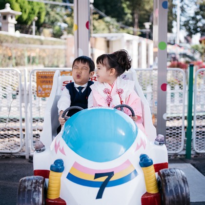 植村由理が出張撮影したホーカー, 回転翼機, ヘリコプターの回転子などが写った「七五三　＠前橋東照宮」の家族写真