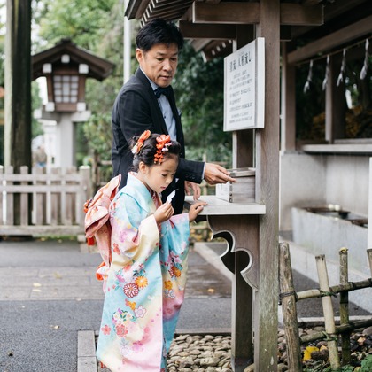 植村由理が出張撮影したストリートファッション, 753, 生物などが写った「七五三　＠神明社　横浜」の家族写真