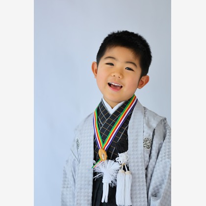 稲蔭一道が出張撮影したフラッシュ撮影, ジェスチャー, 七五三衣装などが写った「七五三撮影」の家族写真