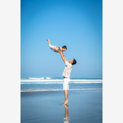 高橋 千尋が出張撮影したドラム, フラッシュ撮影, ビーチの人々などが写った「海」の家族写真