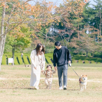 高夏写真店が出張撮影した子鹿, 襟, 肉食動物などが写った「家族写真の撮影」の家族写真