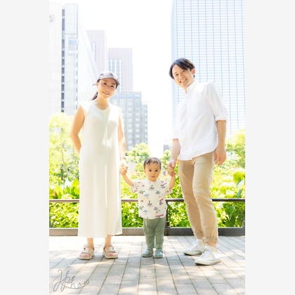 大森光太郎・K-PHOTOが出張撮影した赤ちゃん・幼児服, 分かち合う, フラッシュ撮影などが写った「家族写真撮影」の家族写真
