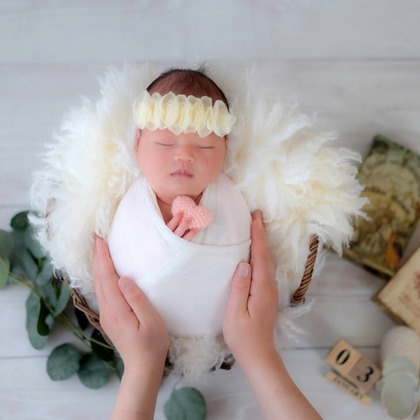 フォトラビが出張撮影した動物性食品, 天然素材, 赤ちゃん・幼児服などが写った「ご自宅でニューボーンフォト」の家族写真