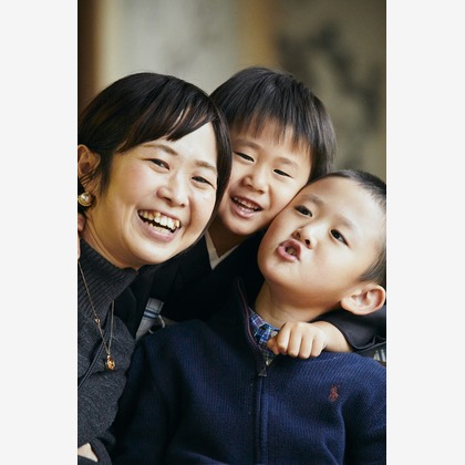 水本光が出張撮影した「のんびり写真館」の家族写真