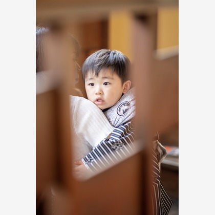 この写真は、出張撮影(家族写真(キッズ,ベビーフォト))のアルバム「七五三、ロケーション撮影」にある写真の1枚で、家族写真(キッズ,ベビーフォト)などが写っています。<br>「七五三、ロケーション撮影」では他にも:albumPhotoCount枚の家族写真を見ることができます。撮影者は根兵一生です。カメラマンのプロフィールページで、家族写真(キッズ,ベビーフォト)撮影の口コミやおすすめコメントを見ることができます。