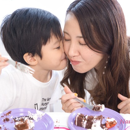 naru2photoが出張撮影したバースデーキャンドル, 分かち合う, シャツなどが写った「お誕生会」の家族写真