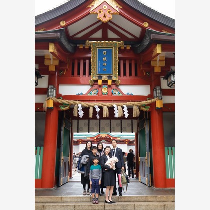T.Matsumuraが出張撮影した日枝神社, ひえ神社, 日本の建築などが写った「お宮参り＠日枝神社」の家族写真