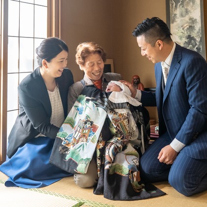 塩川善之（40213.film）が出張撮影した荷物とバッグ, ネクタイ, 分かち合うなどが写った「出張ご家族撮影」の家族写真