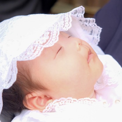 かわもとえつこが出張撮影したベージュ, 家族一緒に写真を撮る, 架空の人物などが写った「ニューボーンフォト」の家族写真