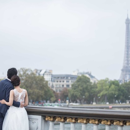 Petite Nao Photographyが撮影した「パリでのフォトウェディング（エッフェル塔、アレキサンドルIII世橋、ルーブル美術館）」の写真