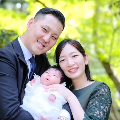 杉本 周平が出張撮影した五感の庭, ベビーキャリア, ネクタイが写った家族写真の出張撮影の写真