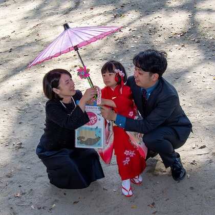 この写真は、出張撮影(家族写真(キッズ,ベビーフォト))のアルバム「七五三」にある写真の1枚で、家族写真(キッズ,ベビーフォト)などが写っています。<br>「七五三」では他にも:albumPhotoCount枚の家族写真を見ることができます。撮影者は辻 充彦です。カメラマンのプロフィールページで、家族写真(キッズ,ベビーフォト)撮影の口コミやおすすめコメントを見ることができます。