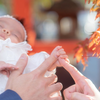 まんまるフォトが出張撮影した儀式, ヘアアクセサリー, オレンジなどが写った「お宮参り・赤ちゃん写真」の家族写真