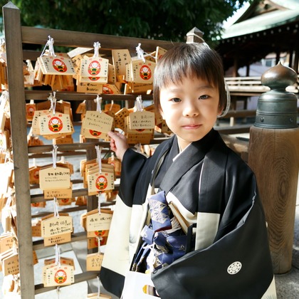 Chihiro Photographyが出張撮影したYasue Hachimangu, 星, 自然の中の人々などが写った「五歳男の子七五三Photo」の家族写真
