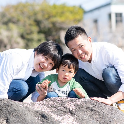 この写真は、出張撮影(家族写真(キッズ,ベビーフォト))のアルバム「かぞくの時間」にある写真の1枚で、家族写真(キッズ,ベビーフォト)などが写っています。<br>「かぞくの時間」では他にも:albumPhotoCount枚の家族写真を見ることができます。撮影者はPeace-full photoです。カメラマンのプロフィールページで、家族写真(キッズ,ベビーフォト)撮影の口コミやおすすめコメントを見ることができます。