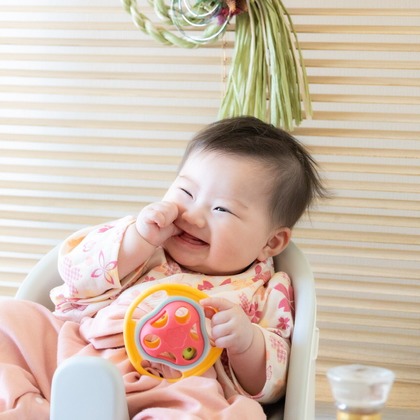 大森光太郎・K-PHOTOが出張撮影した赤ちゃん・幼児服, 分かち合う, フラッシュ撮影などが写った「家族写真撮影」の家族写真