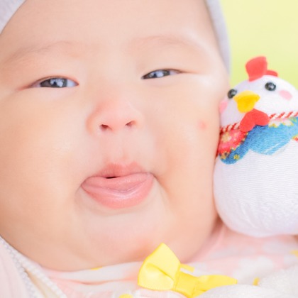 ゆのみふぉとが出張撮影した「芝生での一コマ」の家族写真