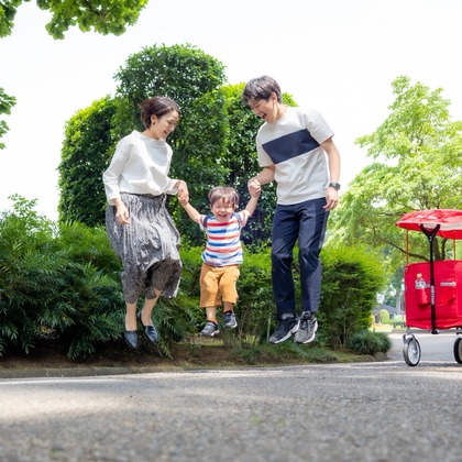 大森光太郎・K-PHOTOが出張撮影した赤ちゃん・幼児服, 分かち合う, フラッシュ撮影などが写った「家族写真撮影」の家族写真
