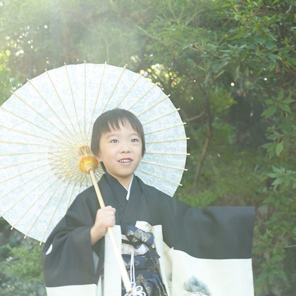 Chihiro Photographyが出張撮影したYasue Hachimangu, 星, 自然の中の人々などが写った「五歳男の子七五三Photo」の家族写真